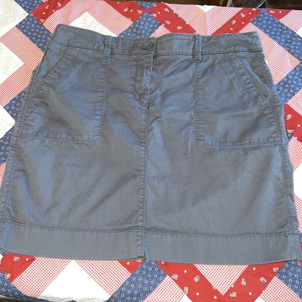 Cute gray Loft skirt